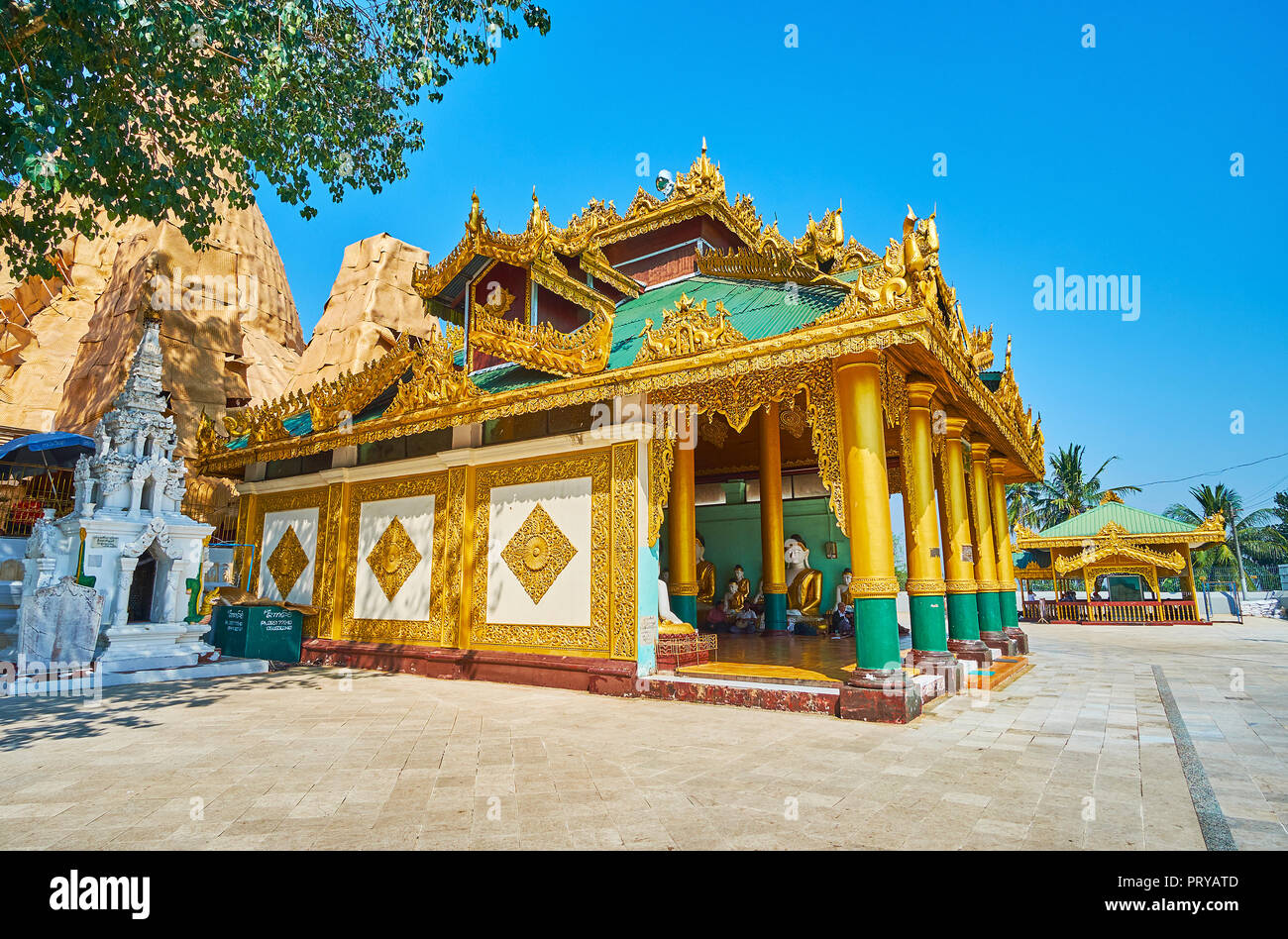 YANGON, MYANMAR - 27 febbraio 2018: Il territorio di Shwedagon pagoda con padiglioni panoramici, golden stupa e immagine scolpita house con le statue di lor Foto Stock