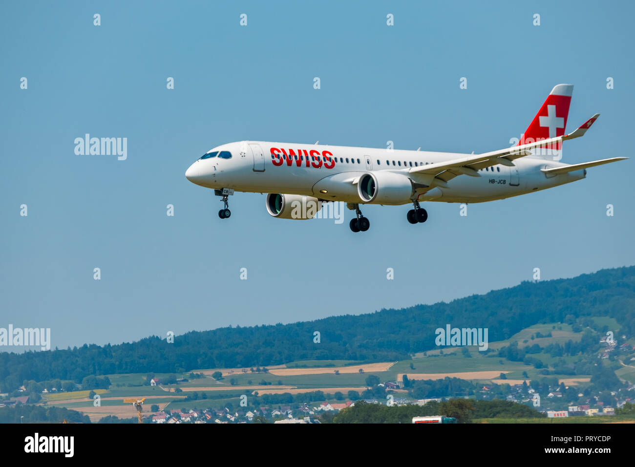 Swiss Airlines aereo preparando per lo sbarco a tempo di giorno in aeroporto internazionale Foto Stock