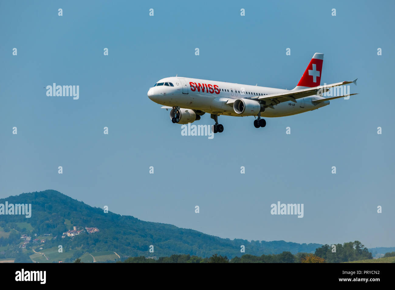 Swiss Airlines aereo preparando per lo sbarco a tempo di giorno in aeroporto internazionale Foto Stock