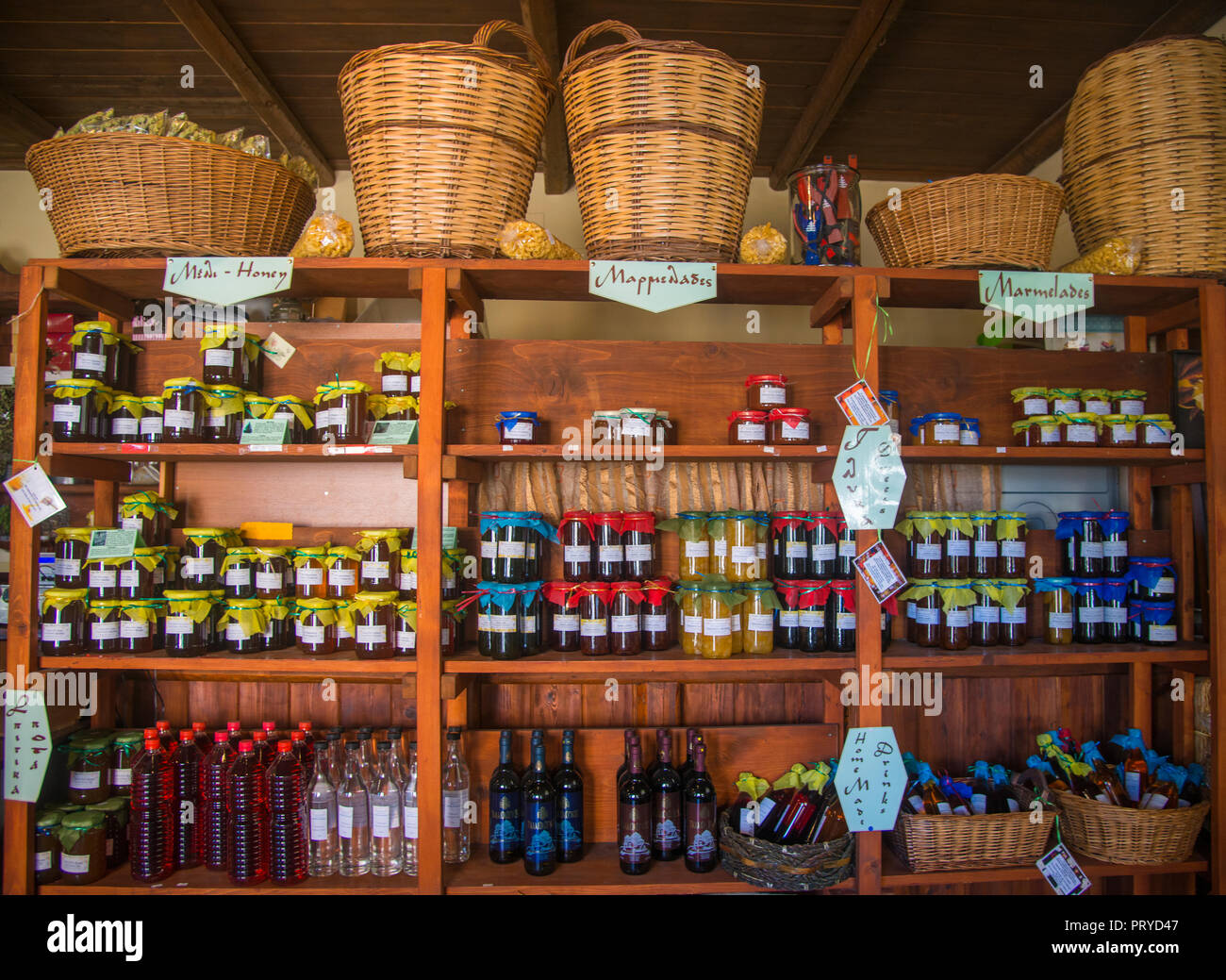 Ripiano interno greco vendita negozio artigianale di prodotti alimentari locali Foto Stock
