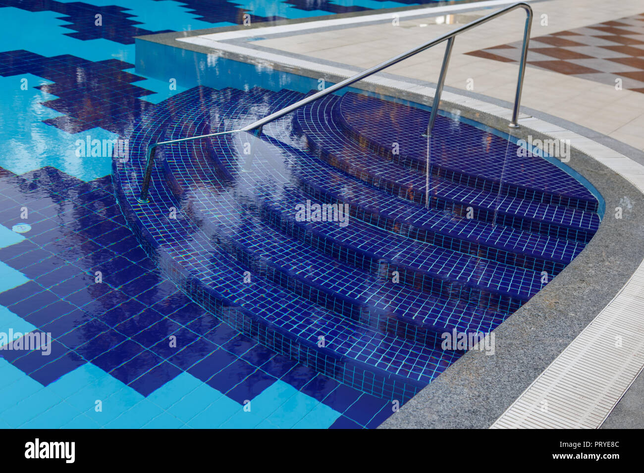 Fasi semicircolare di colore blu nella grande piscina con acqua chiara Foto Stock