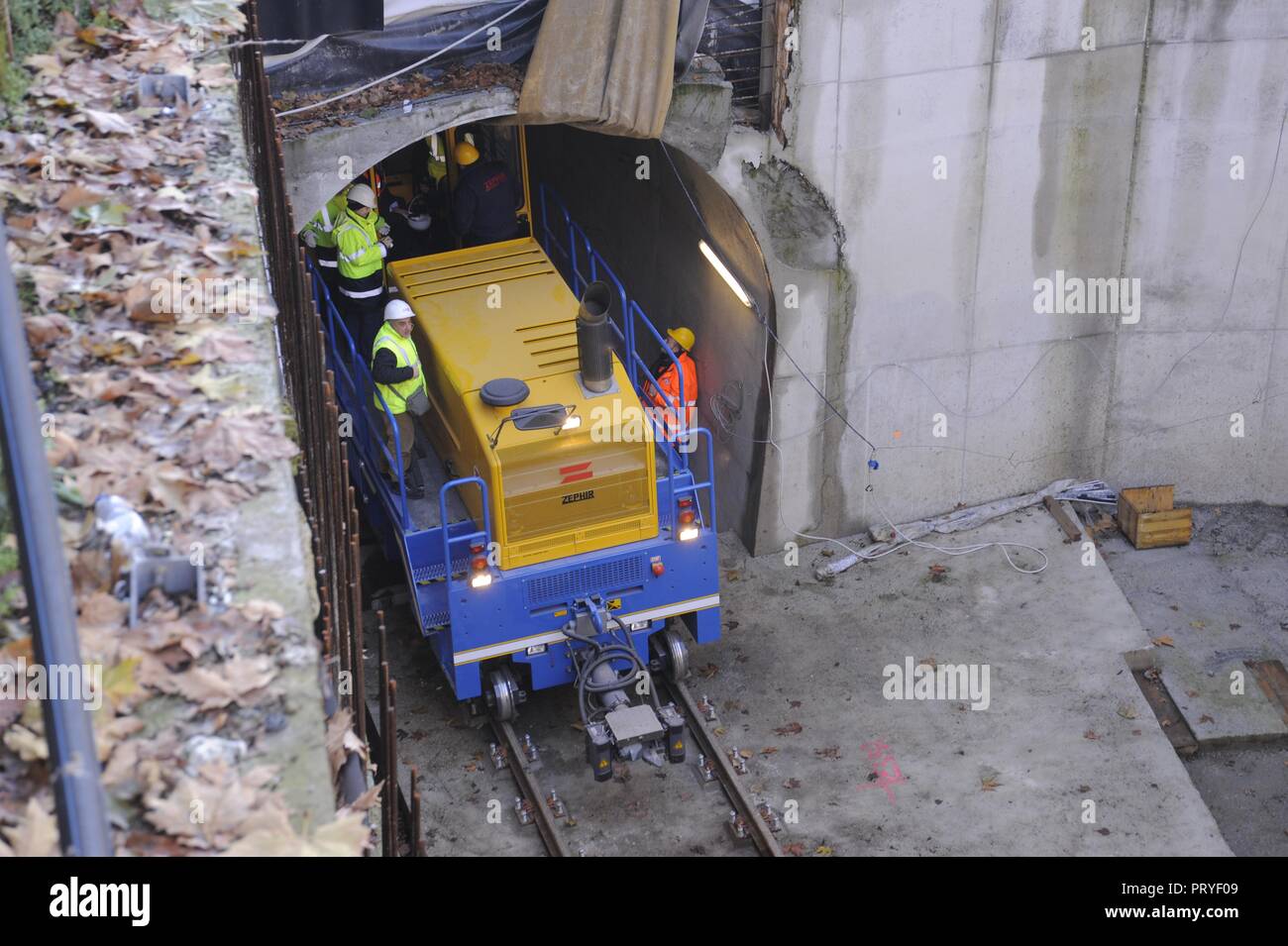 Milano (Italia), il sito per la costruzione di una nuova linea metropolitana numero 5; prima di prove di guida Foto Stock
