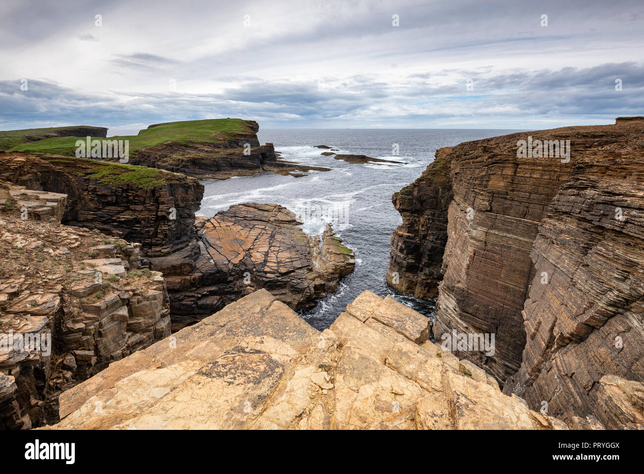 Scogliere di Yesnaby, Sandwick, Continentale, isole Orcadi Scozia, Gran Bretagna Foto Stock