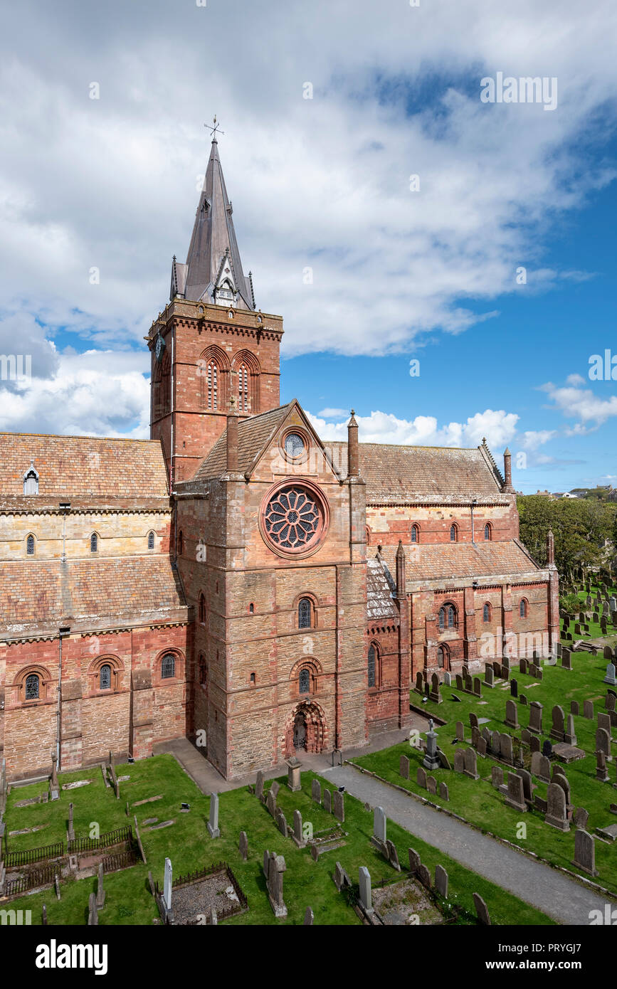 Romanesque-Norman cattedrale di San Magnus con cimitero, del XII secolo, Kirkwall, Continentale, isole Orcadi Scozia, Gran Bretagna Foto Stock