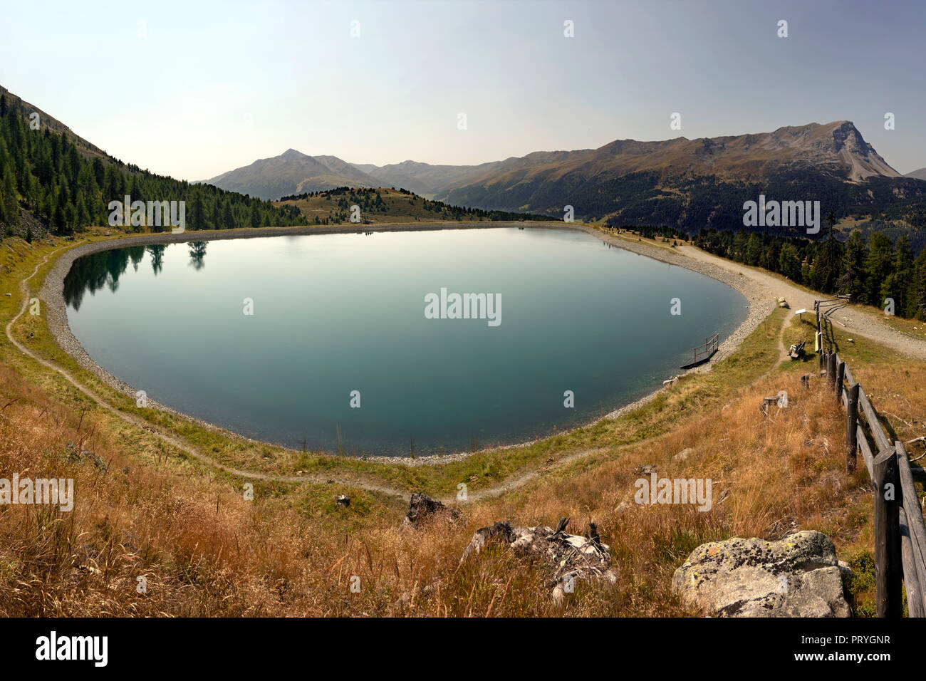 Serbatoio Kompatschwald, Passo Resia, Val Venosta, Alto Adige, Italia Foto Stock