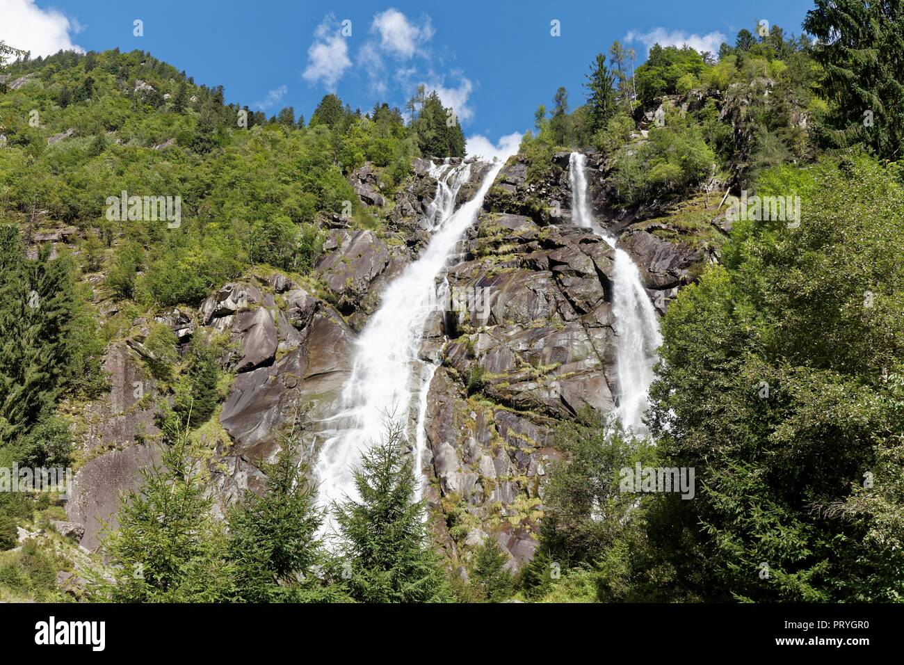 La Cascata di Nardis, 130 metri di altezza, la Val Genova e la Val Genova, vicino a Carisolo, Parco Naturale Adamello Brenta Park, Val Venosta Foto Stock