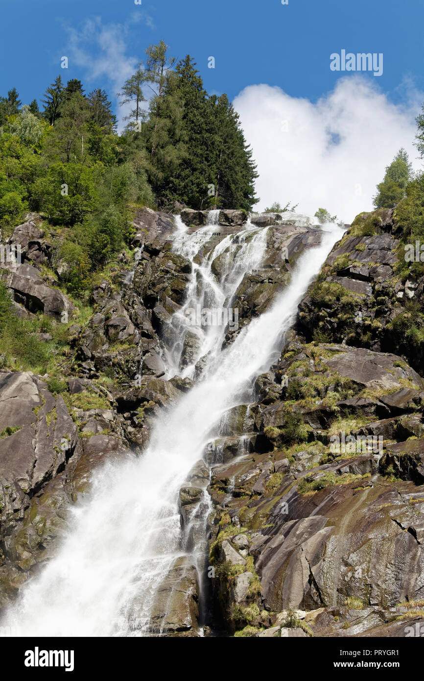 La Cascata di Nardis, 130 metri di altezza, la Val Genova e la Val Genova, vicino a Carisolo, Parco Naturale Adamello Brenta Park, Val Venosta Foto Stock