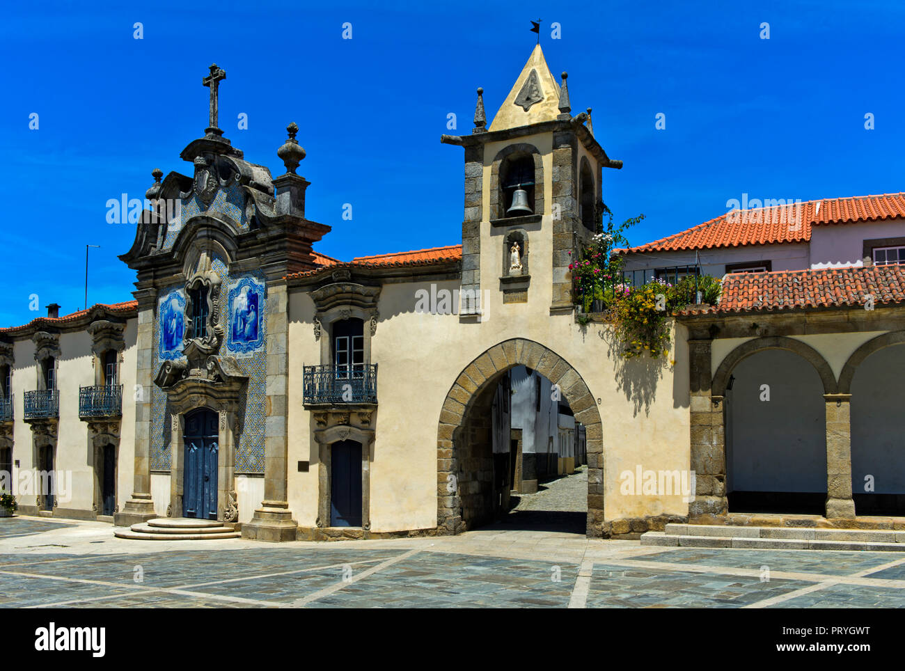 Cappella della Misericordia e della porta della città, Capela da Misericórdia, Sao Joao da Pesqueira, São João da Pesqueira, Portogallo Foto Stock