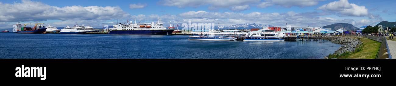 Nave da crociera per l'Antartide e le gite in barche nel porto, Ushuaia, Tierra del Fuego provincia, Tierra del Fuego, Argentina Foto Stock