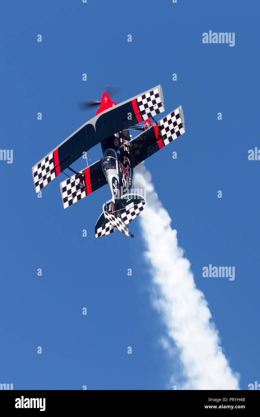 Saltare Stewart battenti la sua altamente modificata Pitts S-2S Prometeo biplanare Foto Stock