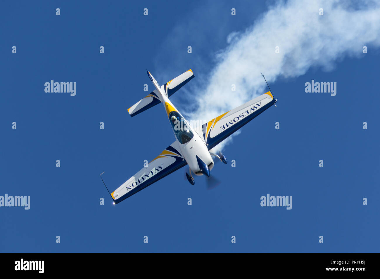 British pilota acrobatico Mark Jefferies battenti un motore singolo Extra 330LX velivolo acrobatico VH-IXN. Foto Stock