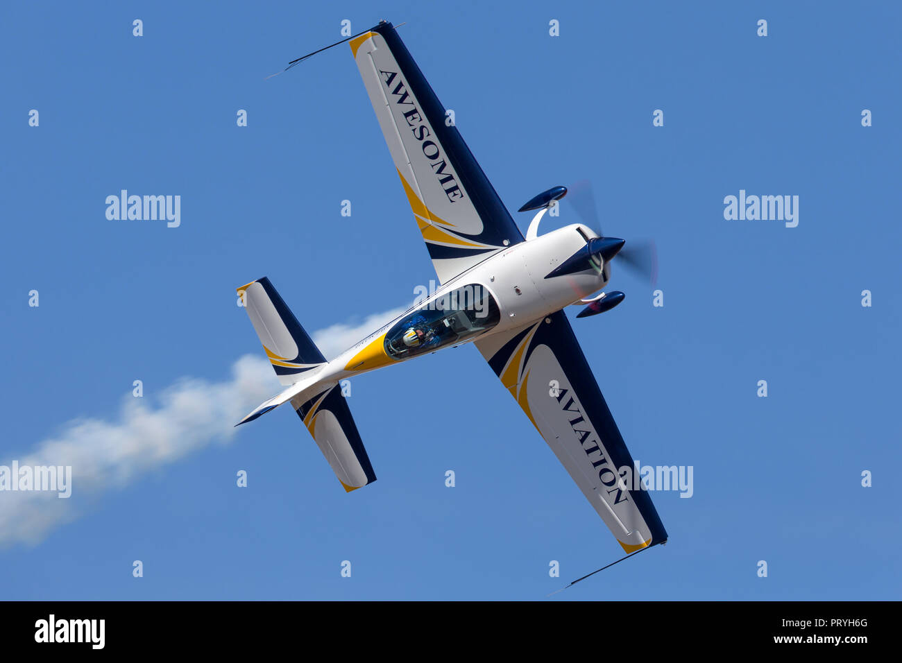 British pilota acrobatico Mark Jefferies battenti un motore singolo Extra 330LX velivolo acrobatico VH-IXN. Foto Stock