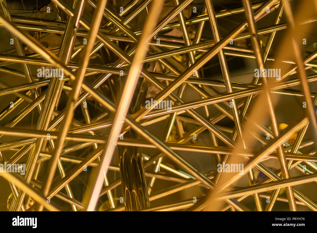 Closeup moderno Golden scultura astratta in città urbana Foto Stock