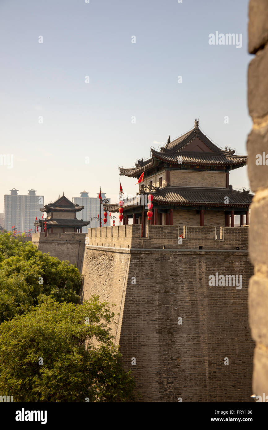 Antica città ricostruito muro separazione dell antico e moderno Xi'an, Shaanxi Provvidenza, Cina. Foto Stock