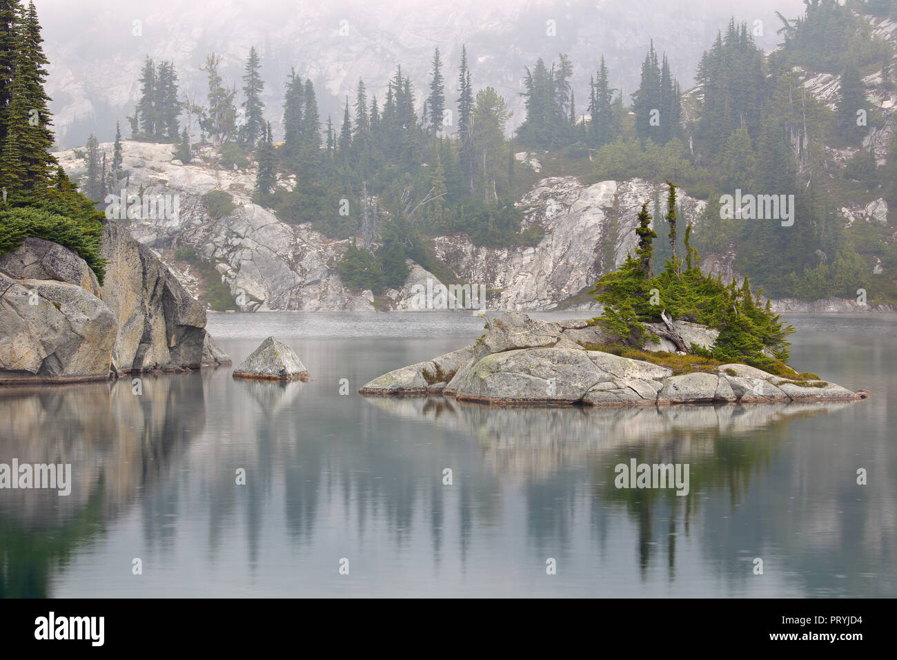 Infilare il lago, Snoqualmie regione, il Monte Baker deserto, nello Stato di Washington Foto Stock