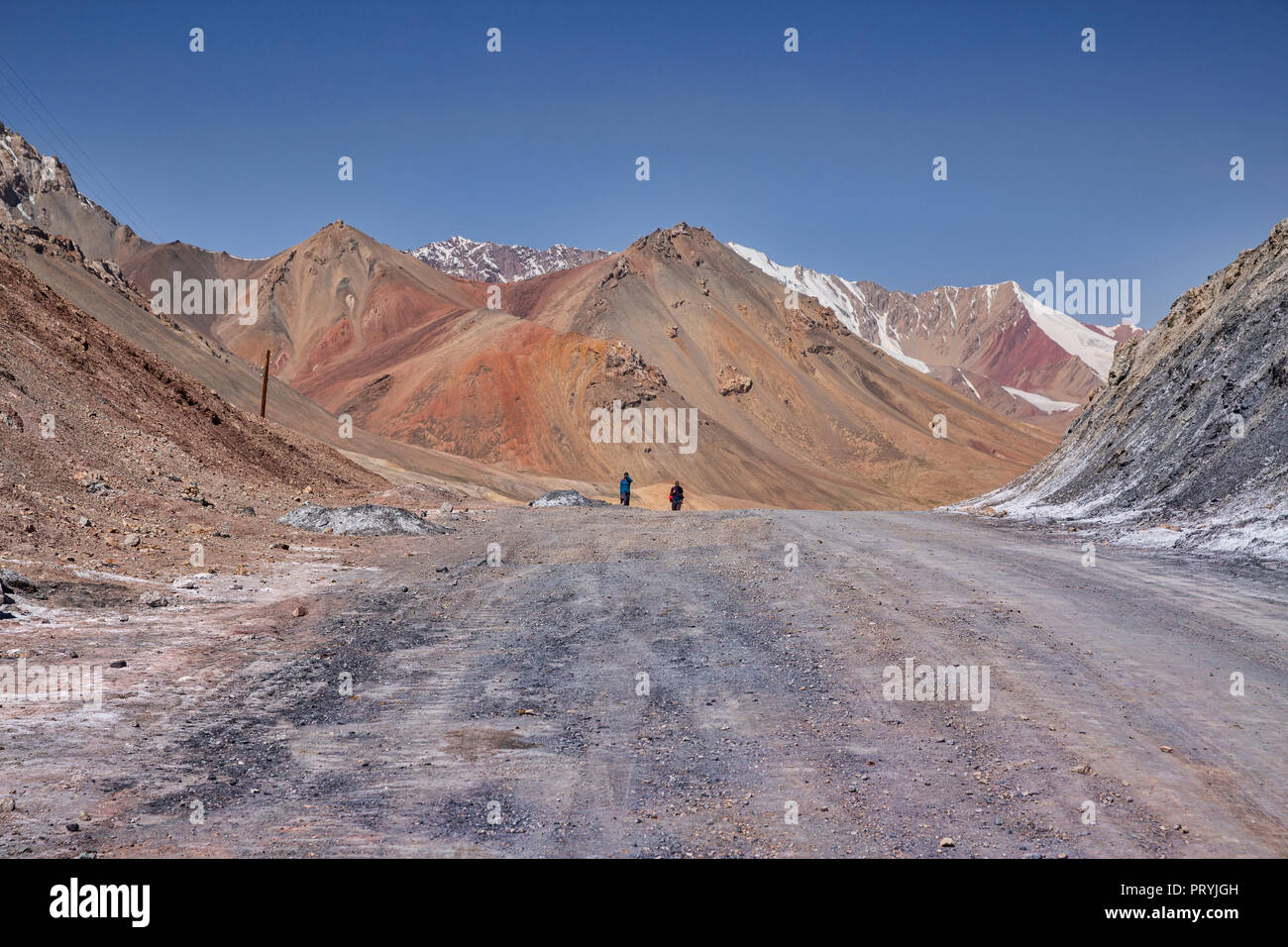 Turisti sul misuratore di 4,655 Ak-Baital passano sul telecomando Pamir Highway, Gorno-Badakhshan Regione autonoma, Tagikistan. Foto Stock