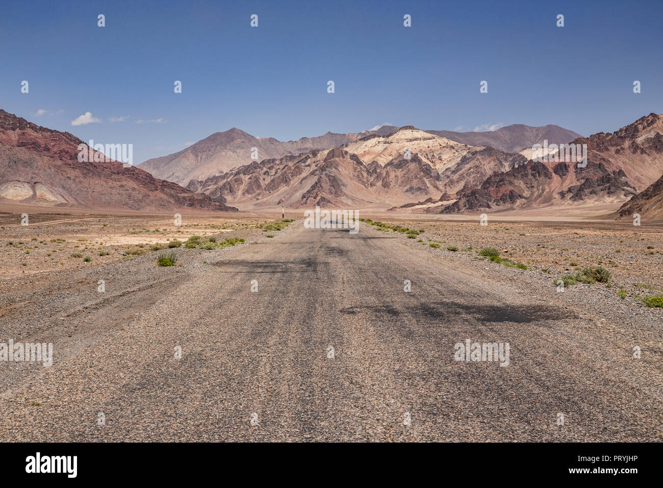 Immagine centrata di una sezione distributore di Pamir Highway, Gorno-Badakhshan Regione autonoma, Tagikistan. Foto Stock