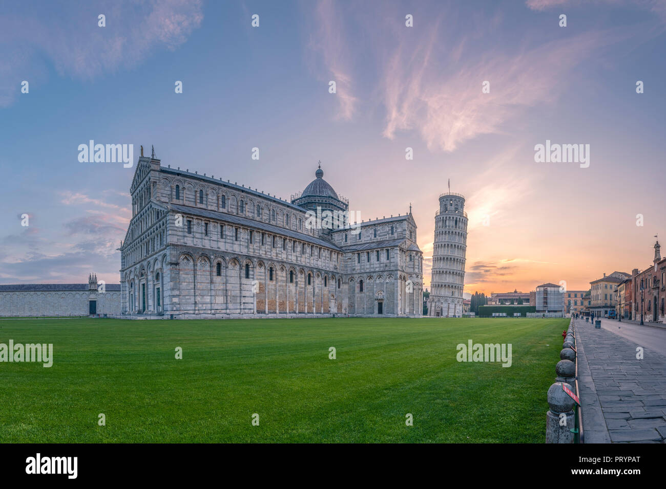 L'Italia, Toscana, Pisa, vista del Duomo di Pisa e la Torre Pendente di Pisa da Piazza dei Miracoli al tramonto Foto Stock