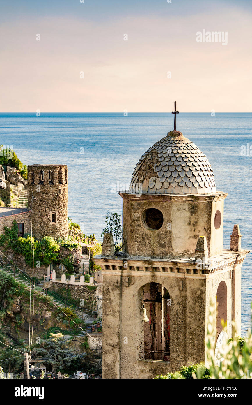 In Italia, la Liguria Cinque Terre, Vernazza, torri e Mar Ligure Foto Stock