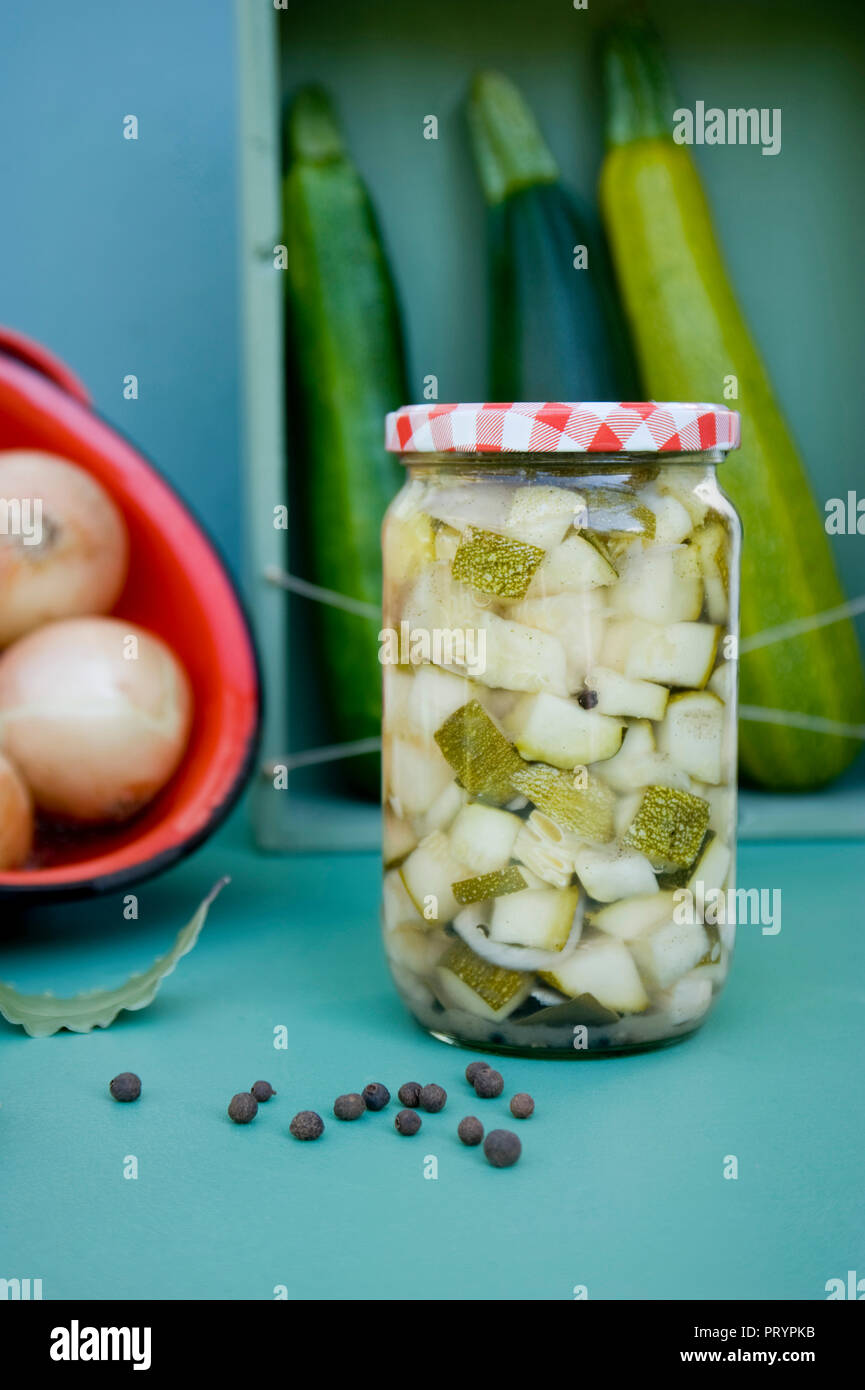 Bicchiere di conserve di zucchine Foto Stock