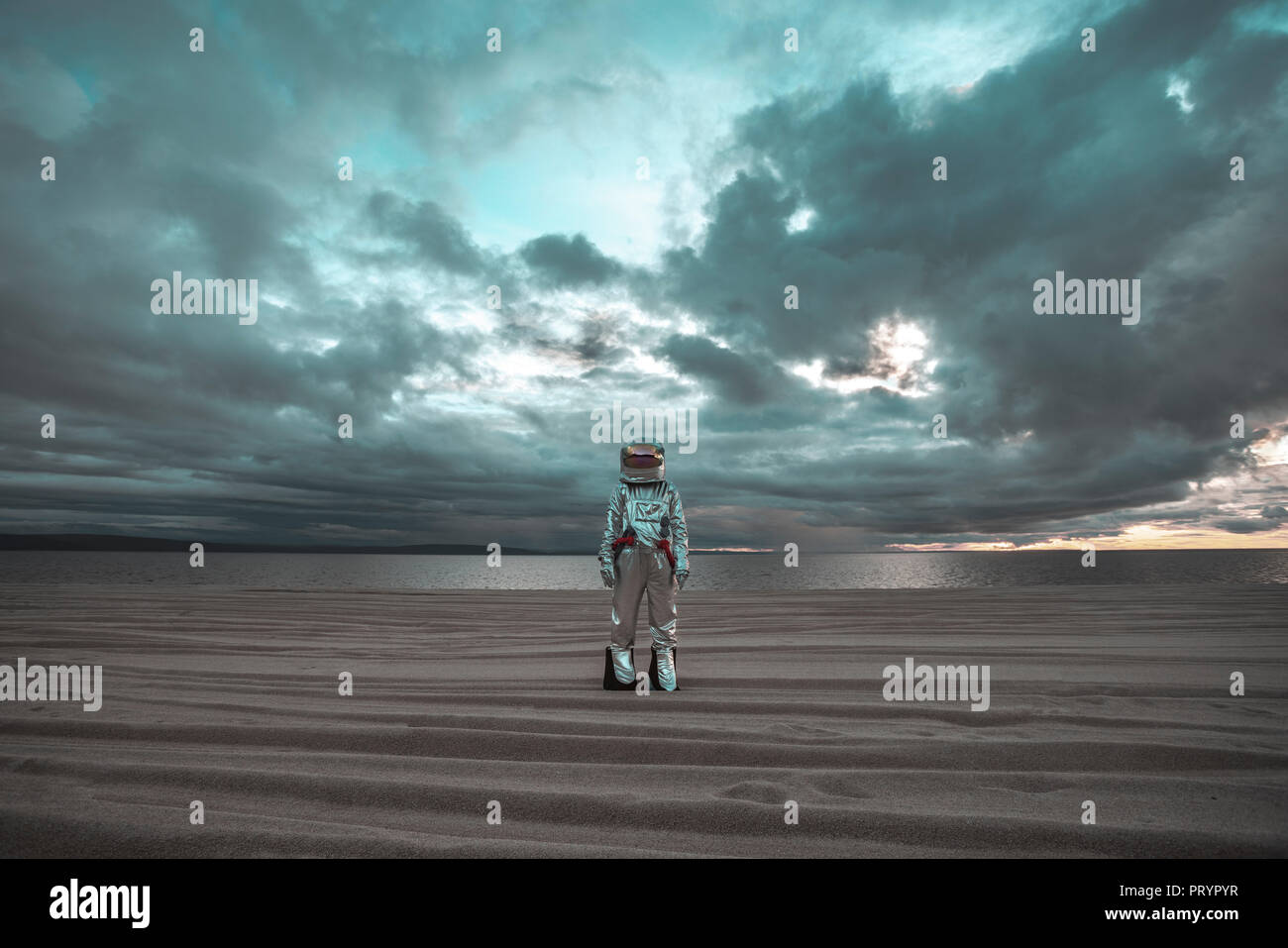 Spaceman in piedi da solo al lago sul pianeta anonimi Foto Stock