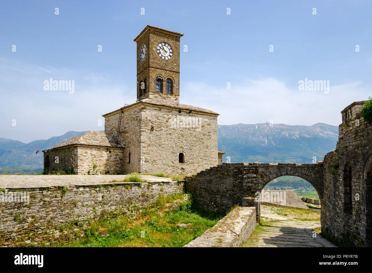 Albania, Argirocastro, orologio da torre a rocca Foto Stock