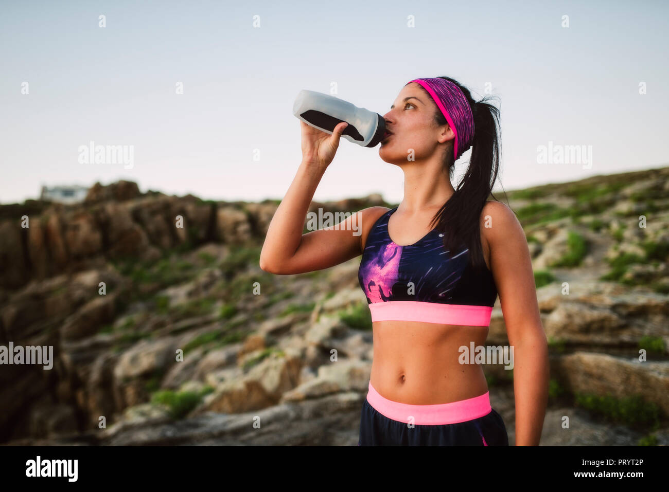 Ritratto di un atleta donna acqua potabile all'aperto Foto Stock