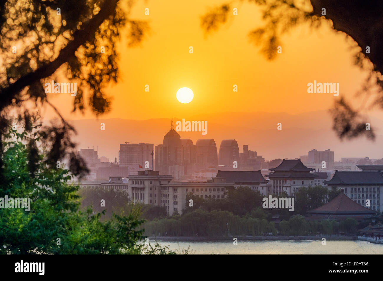 Cina, Pechino, vista della città al tramonto Foto Stock