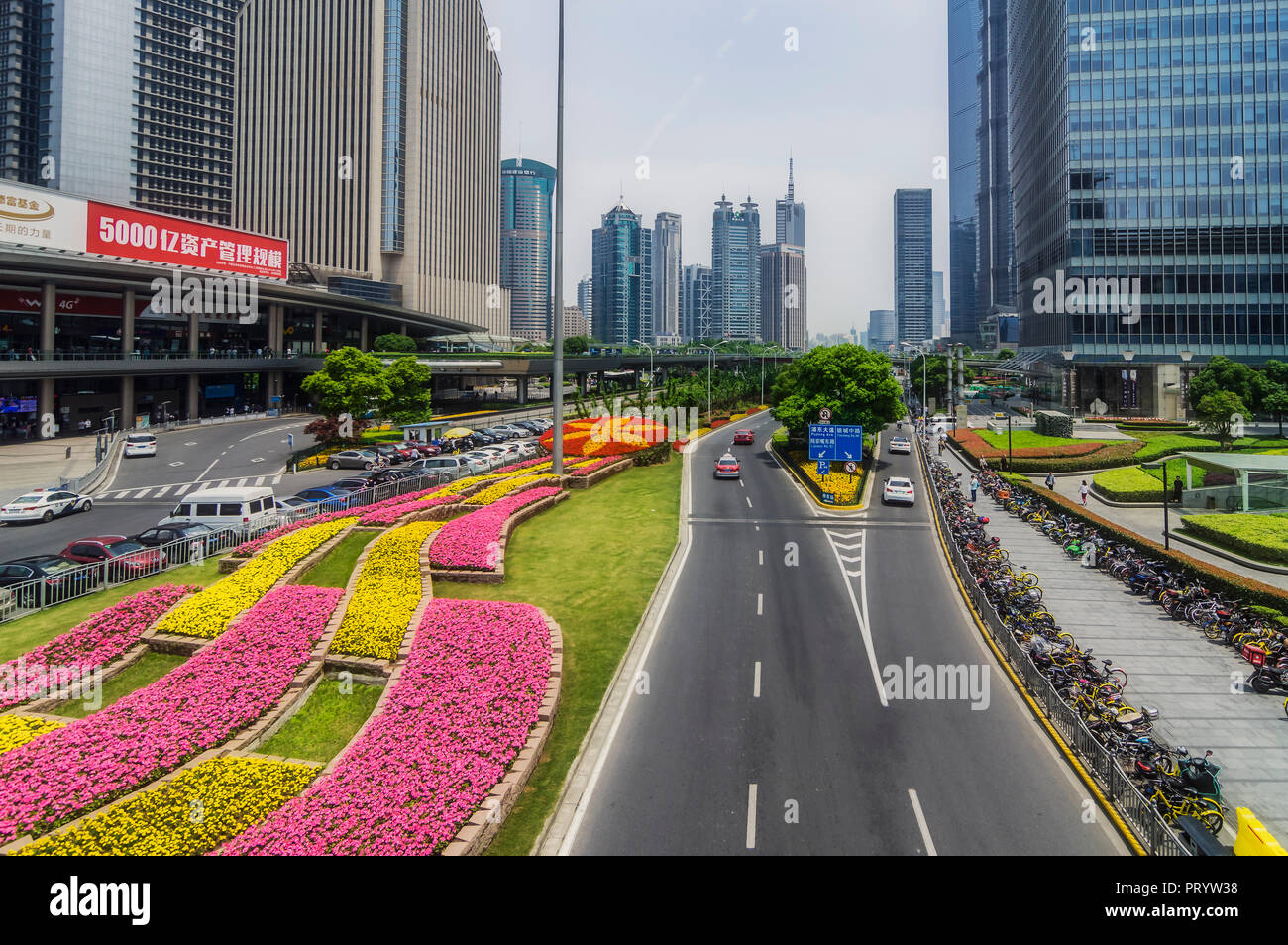 Cina, Shanghai, Lujiazui, vista skyline e street Foto Stock