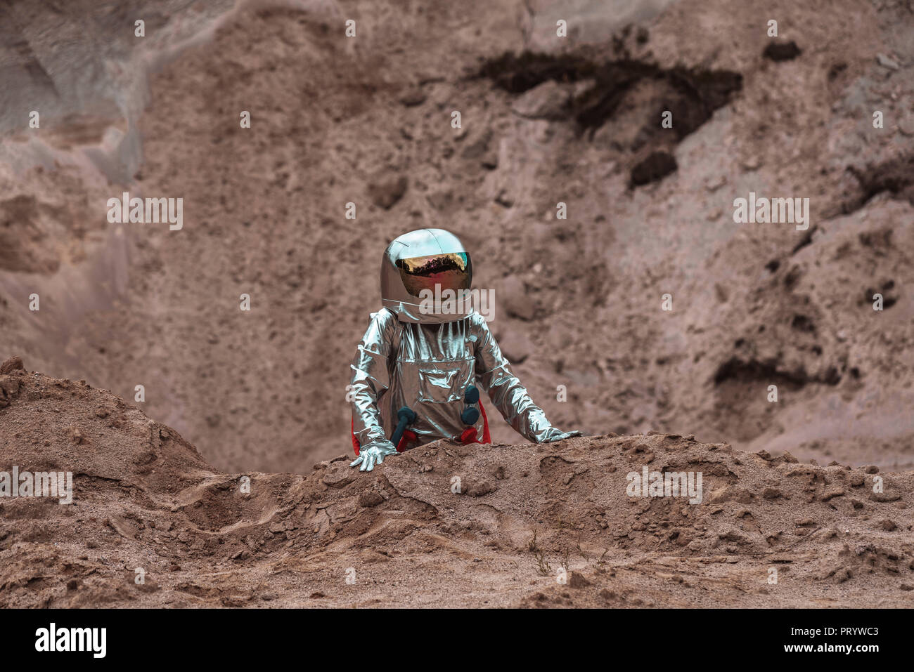 Spaceman esplorando il pianeta anonimi Foto Stock