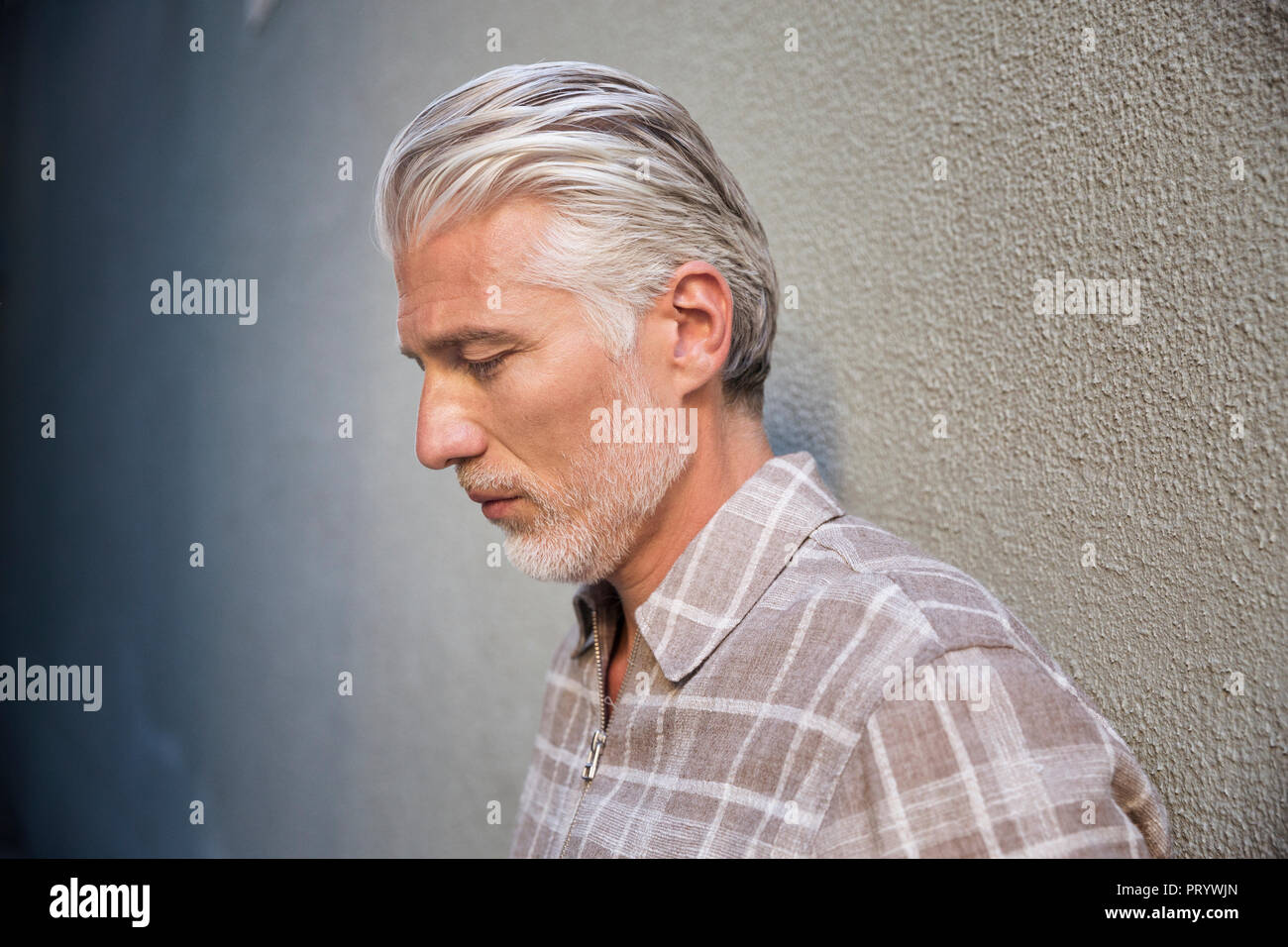 Ritratto di un uomo maturo, cercando gravi Foto Stock