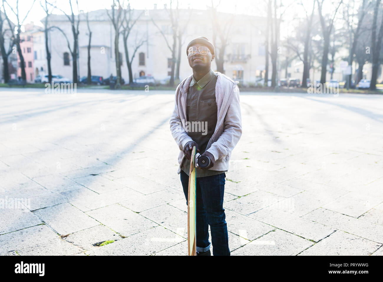 Giovani amn con lo skateboard su piazza urbana Foto Stock
