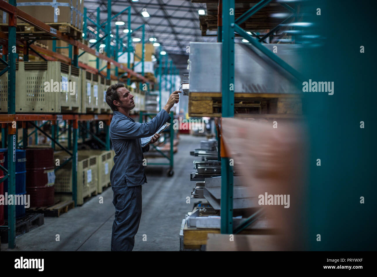 Lavoratore in fabbrica prendendo magazzino stock Foto Stock