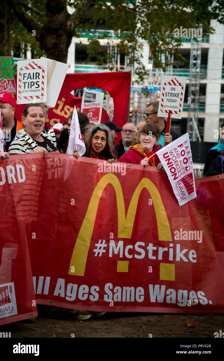 Il 4 ottobre 2018. Leicester Square, Londra. Giornata di azione da parte dei lavoratori da TGI Fridays, McDonalds Deliveroo Wetherspoons e supportata da TUC e Labo Foto Stock