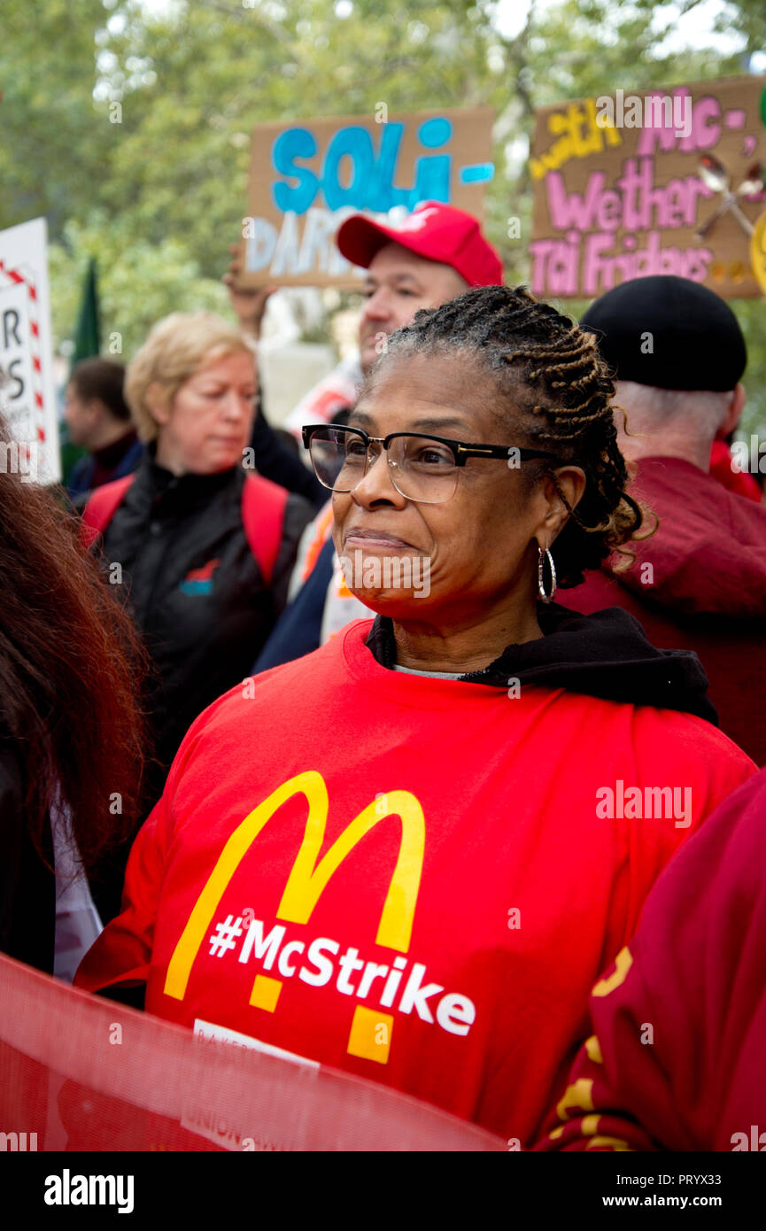 Il 4 ottobre 2018. Leicester Square, Londra. Giornata di azione da parte dei lavoratori da TGI Fridays, McDonalds Deliveroo Wetherspoons e supportata da TUC e Labo Foto Stock