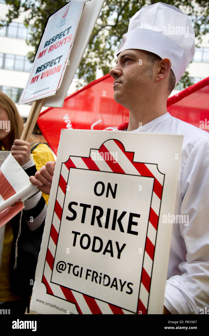 Il 4 ottobre 2018. Leicester Square, Londra. Giornata di azione da parte dei lavoratori da TGI Fridays, McDonalds Deliveroo Wetherspoons e supportata da TUC e Labo Foto Stock