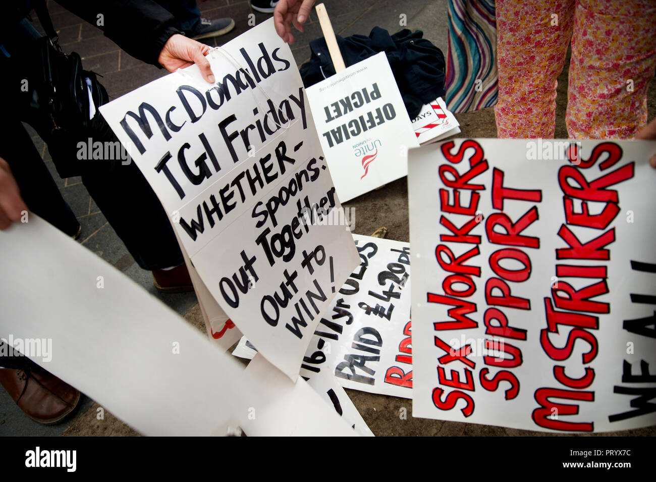 Il 4 ottobre 2018. Leicester Square, Londra. Giornata di azione da parte dei lavoratori da TGI Fridays, McDonalds Deliveroo Wetherspoons e supportata da TUC e Labo Foto Stock