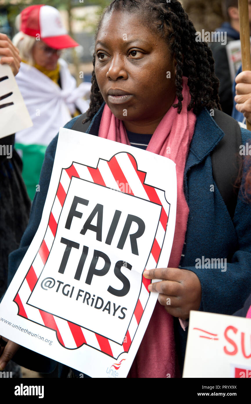 Il 4 ottobre 2018. Leicester Square, Londra. Giornata di azione da parte dei lavoratori da TGI Fridays, McDonalds Deliveroo Wetherspoons e supportata da TUC e Labo Foto Stock