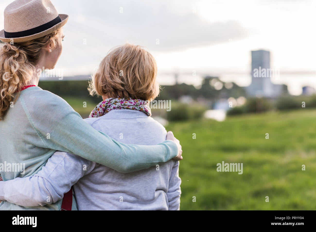 Vista posteriore della nonna e la nipote a braccetto Foto Stock