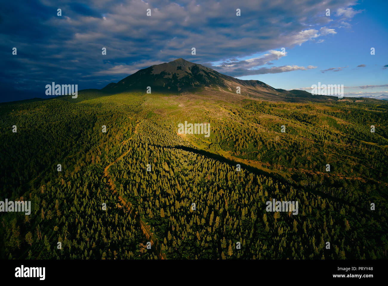 Stati Uniti d'America, la mattina presto la fotografia aerea di picchi spagnolo National monumento naturale nel sud del Colorado Foto Stock