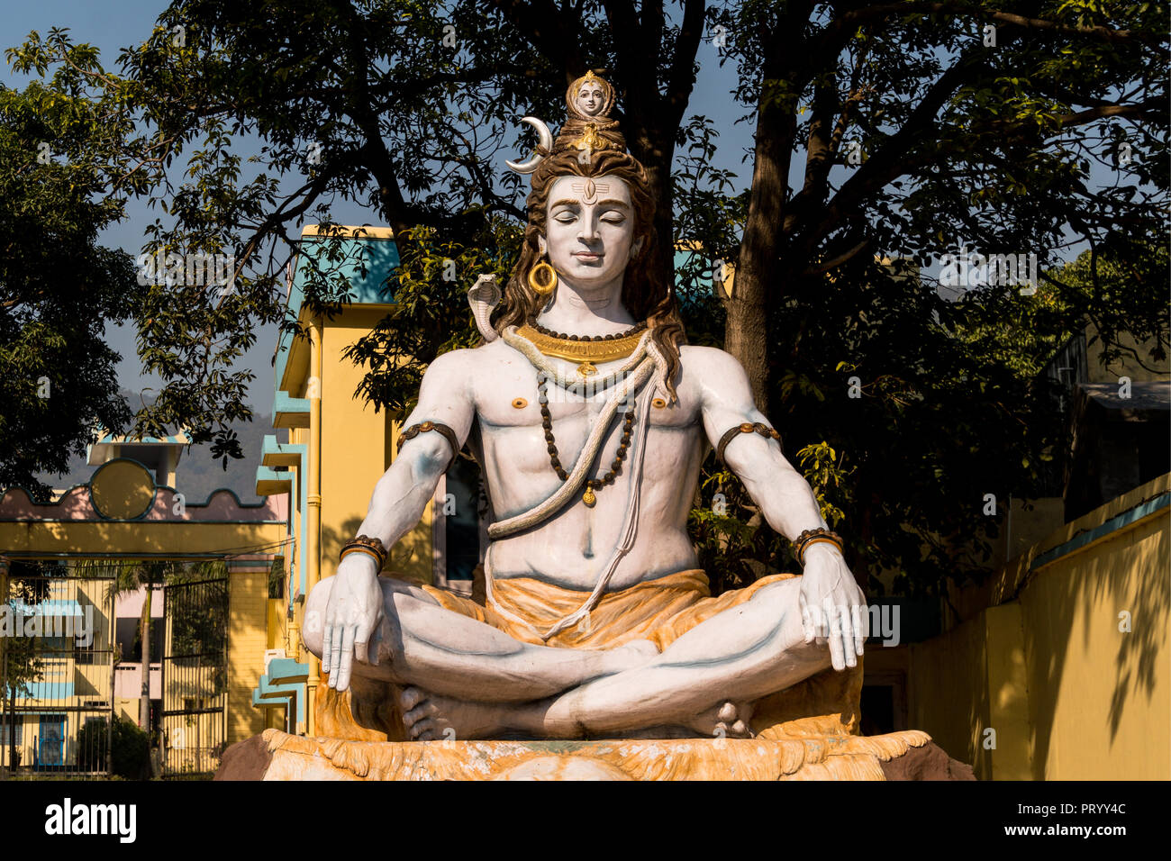 Statua Di Shiva A Rishikesh India Il Dio Shiva Si Siede Nella Posizione Del Loto E Medita Foto Stock Alamy