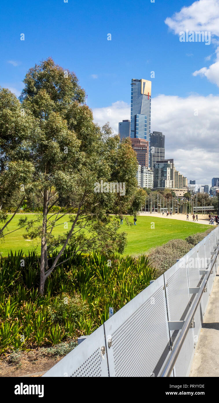 Birrarung Marr, un parco dal Fiume Yarra con Eureka grattacielo residenziale torre in Melbourne Victoria Australia. Foto Stock