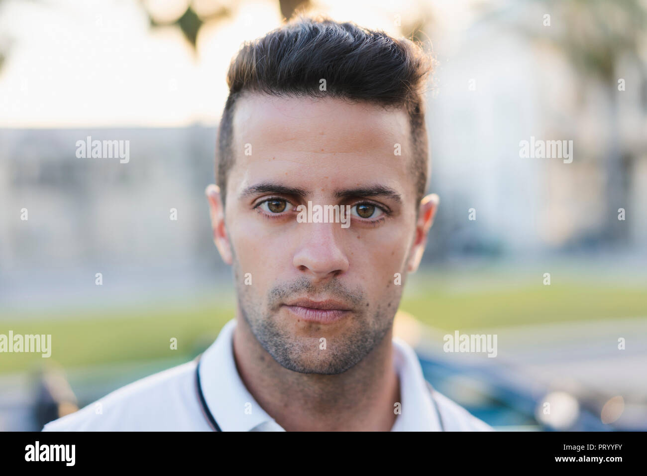 Giovane uomo nella città, ritratto Foto Stock