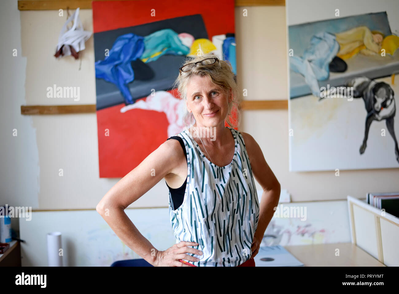 Pittore femmina nel suo atelier, ritratto Foto Stock