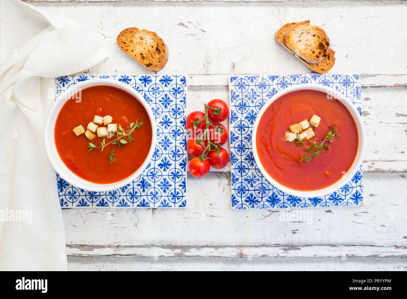 Zuppa di pomodoro con pane tostato, crostini e timo, vista aerea Foto Stock