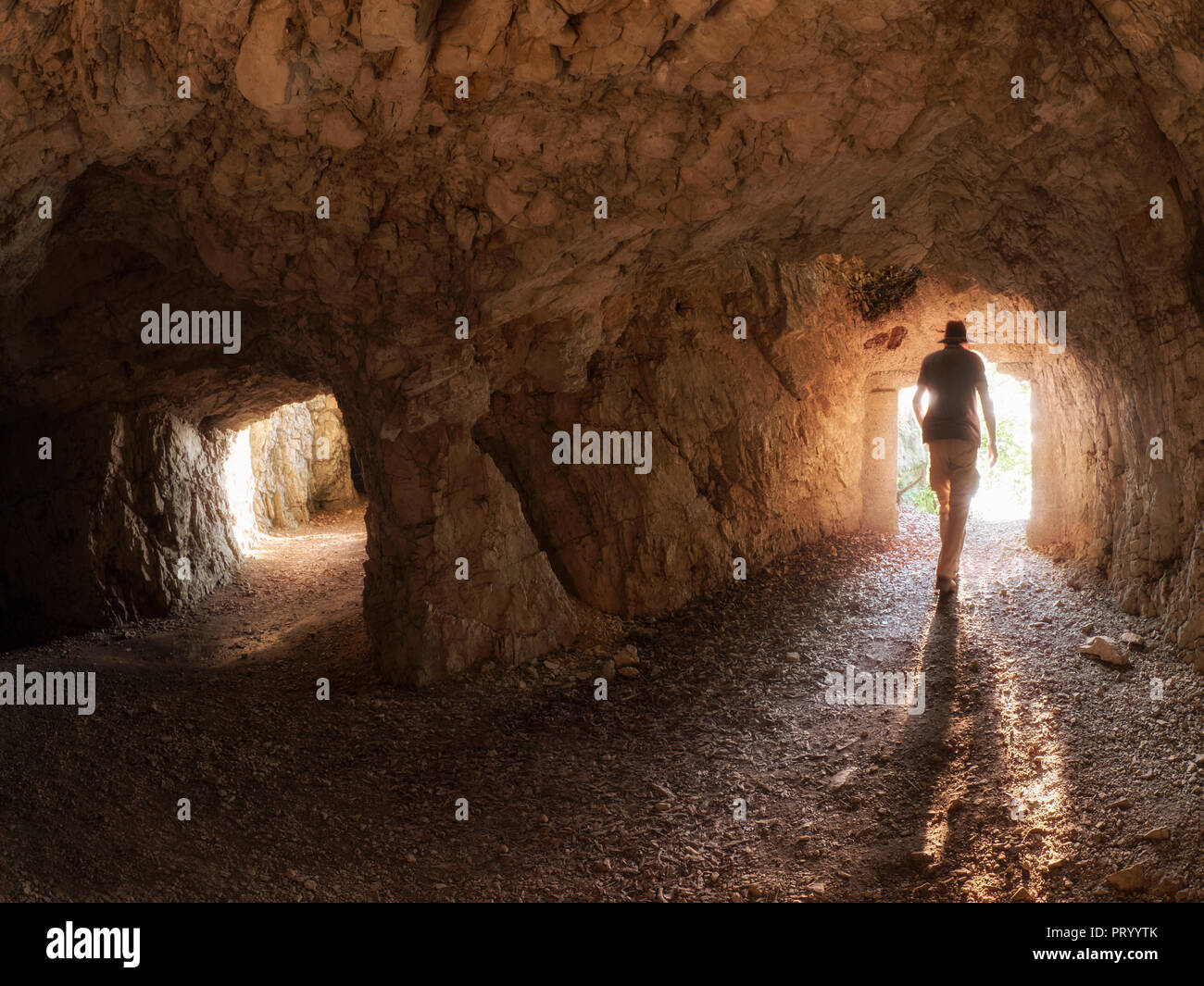 L'Italia, Veneto, Strada delle 52 gallerie, escursionista in un tunnel Foto Stock