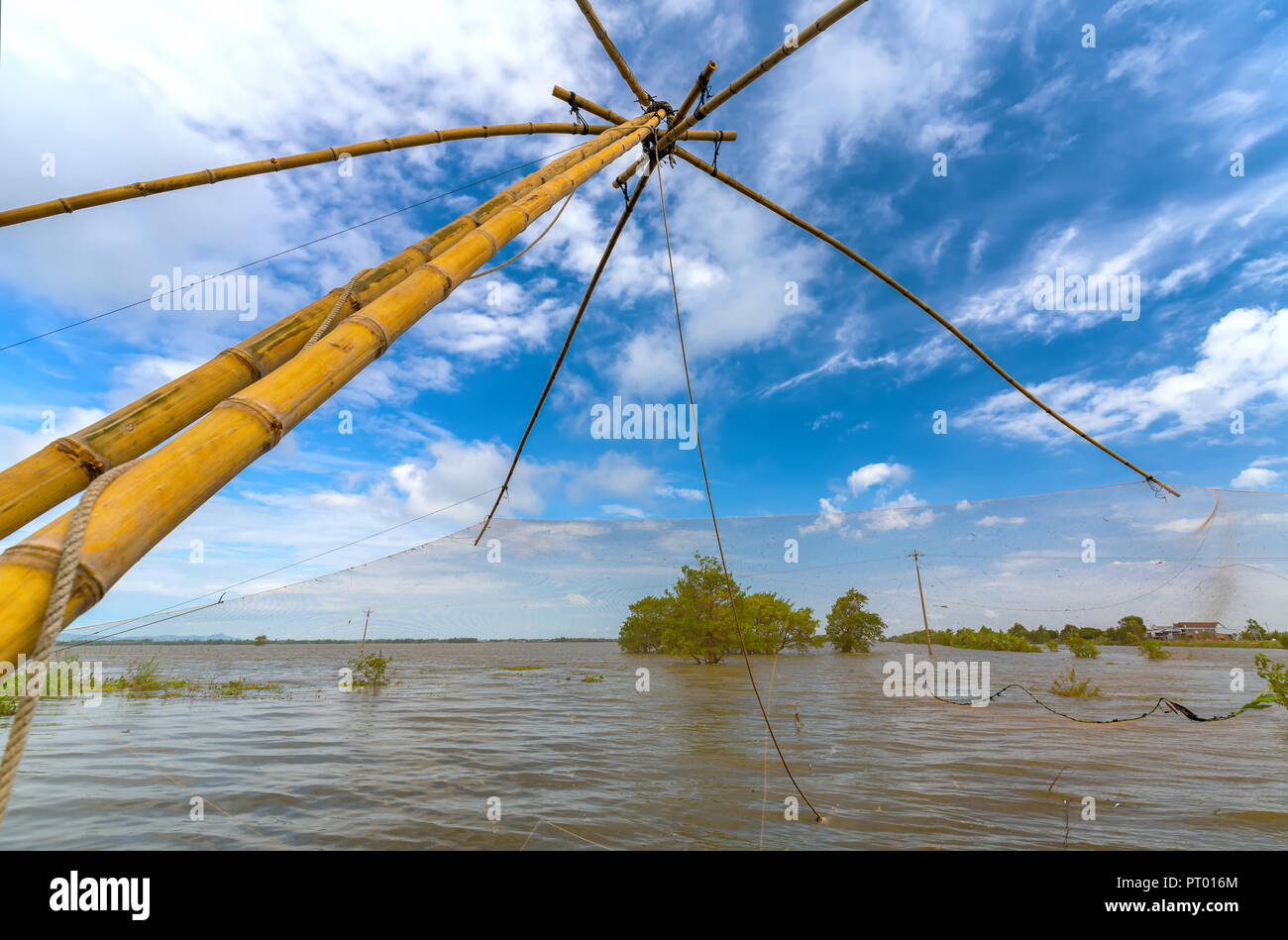 Reti da pesca nella stagione di inondazioni nel delta del Mekong del Vietnam. Essi sono utilizzati per la cattura di pesci piccoli quando la rete è prevista per la parte inferiore del fiume Foto Stock