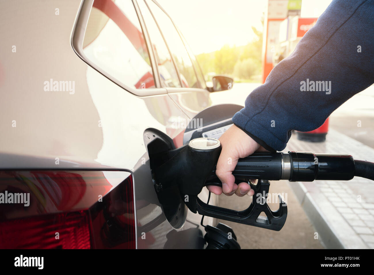 Il rifornimento di carburante per auto sulla stazione di benzina. Uomo di pompaggio olio di benzina. Questa foto può essere utilizzata per le industrie del settore automobilistico o concetto di trasporto Foto Stock