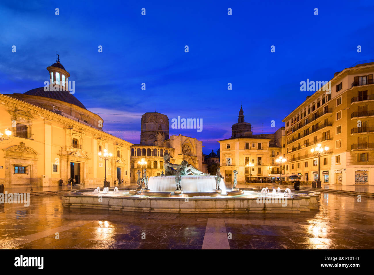 Fontana Rio Turia il quadrato della Santa Vergine Maria, Cattedrale di Valencia, la Basilica della Virgen indifesi di notte a Valencia in Spagna. Foto Stock