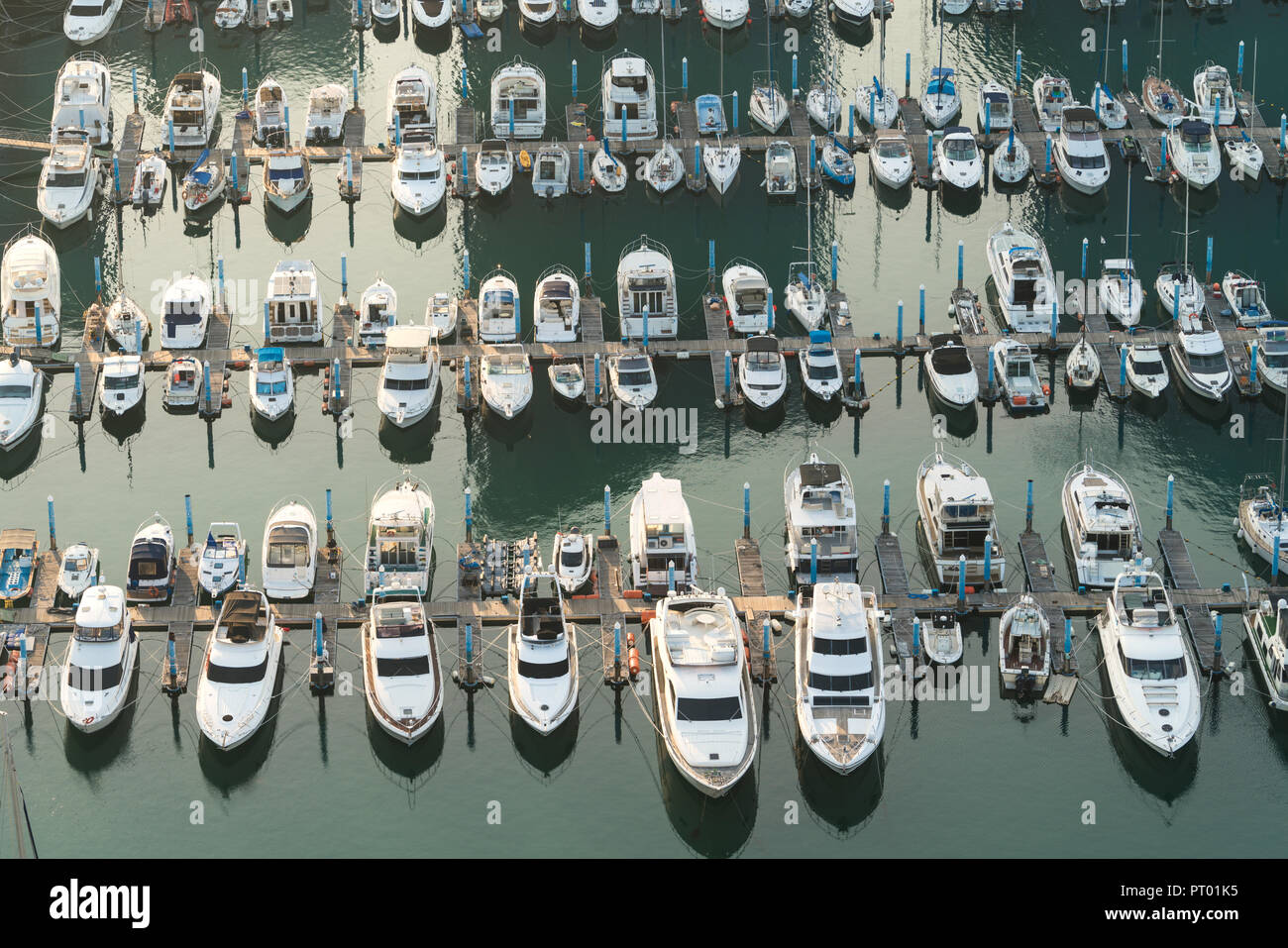 Yacht Harbour Marina Molo e barca yatchs dock e delle navi in attesa del mare aperto. Antenna fuco vista guardando verso il basso al di sopra con testa a T. Foto Stock